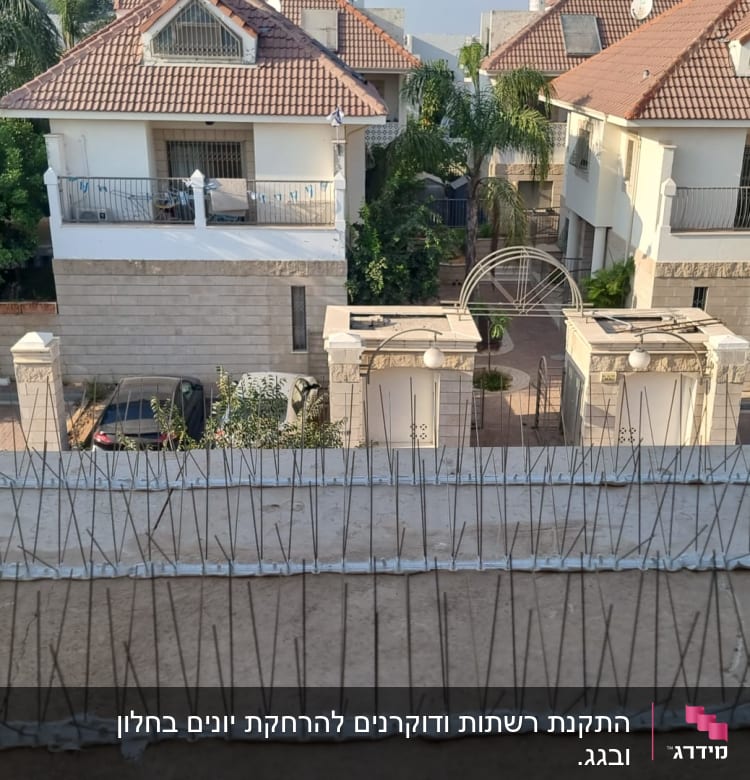 דוקרנים למניעת יונים מותקנים על מעקה מרפסת